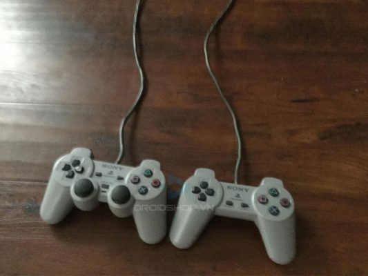 Tay Cầm Dualshock 1 (trái) Và Tay Cầm Playstation 1 Không Có Analog (phải)